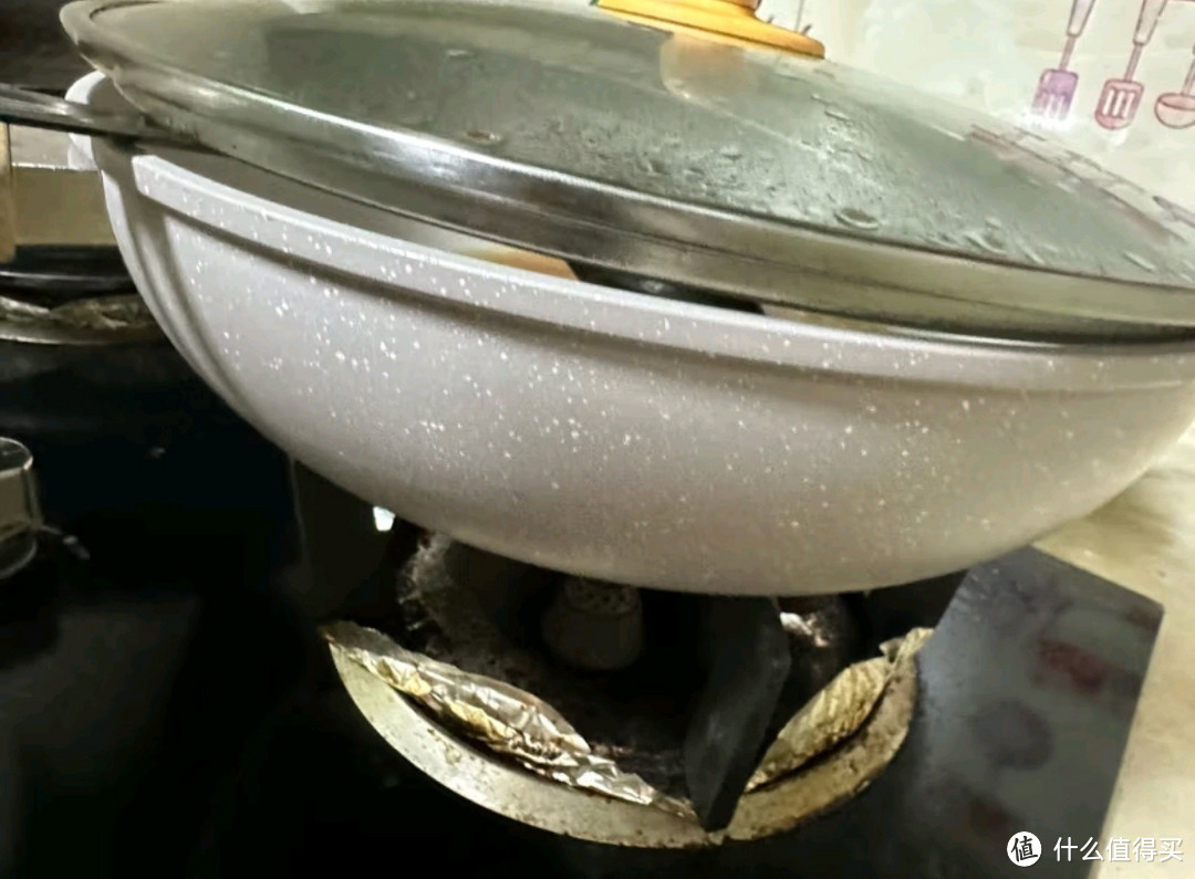 麦饭石色不粘炒锅：家中的烹饪好帮手