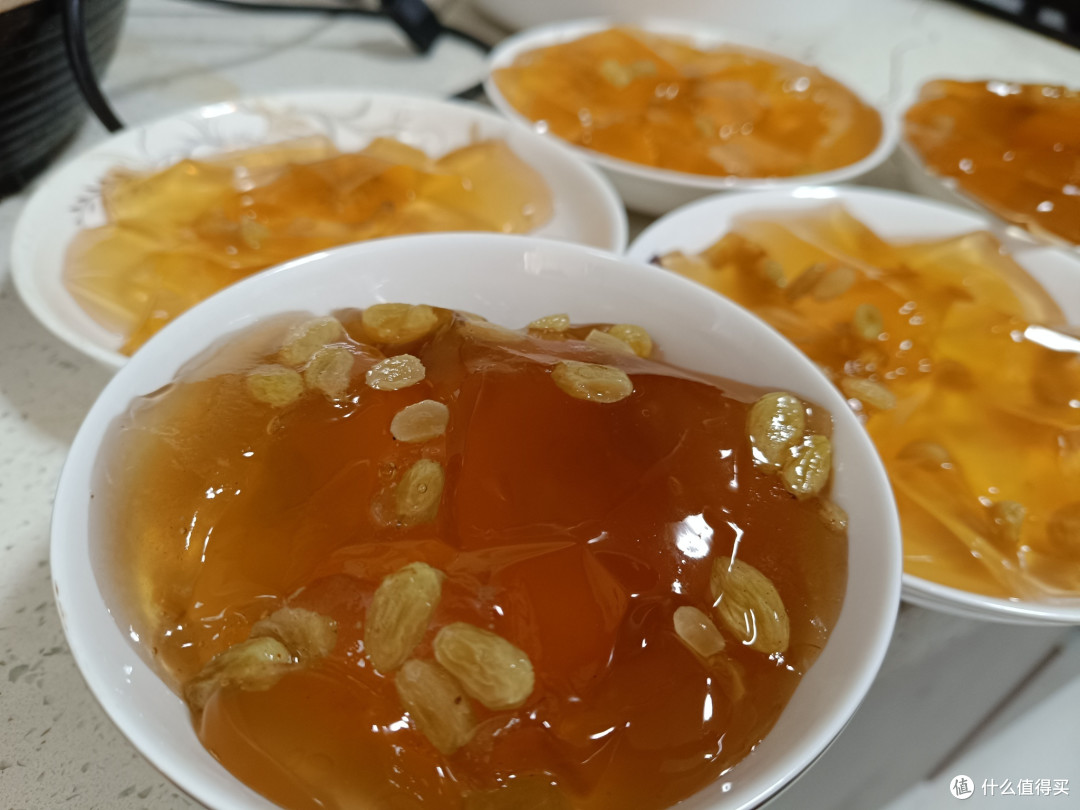 夏日甜品自己做：超简单白凉粉搭配葡萄干，凉爽一夏！
