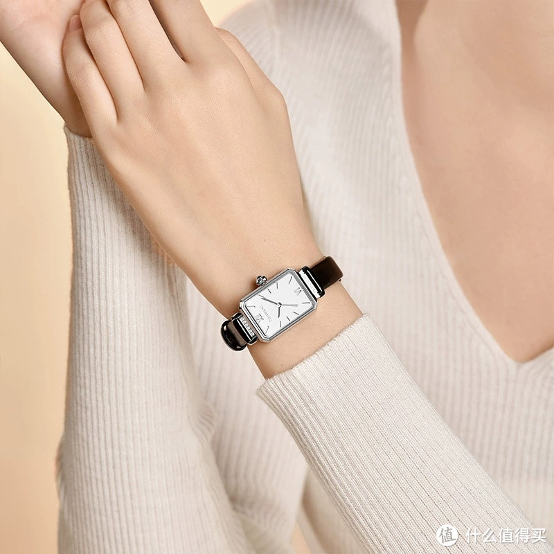 520送给女朋友的礼物可以选择经典的天王轻奢小方表绿表31283方形小众石英女表高颜值手表。