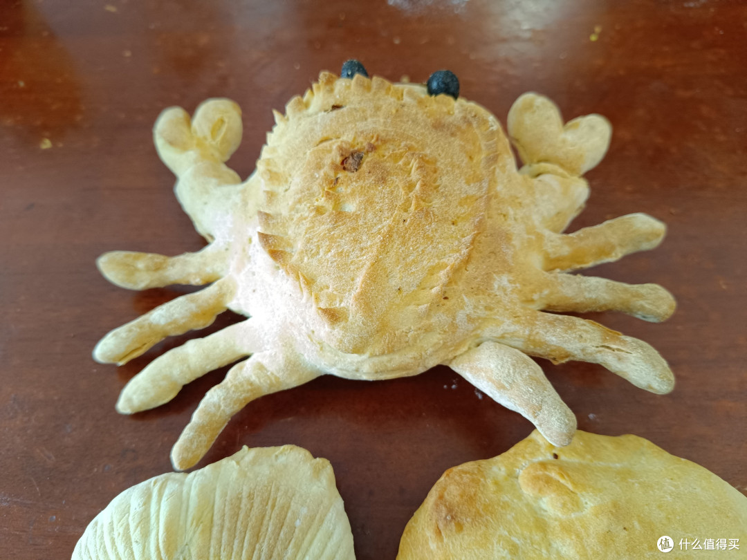 用面粉制作眉清目秀的大螃蟹