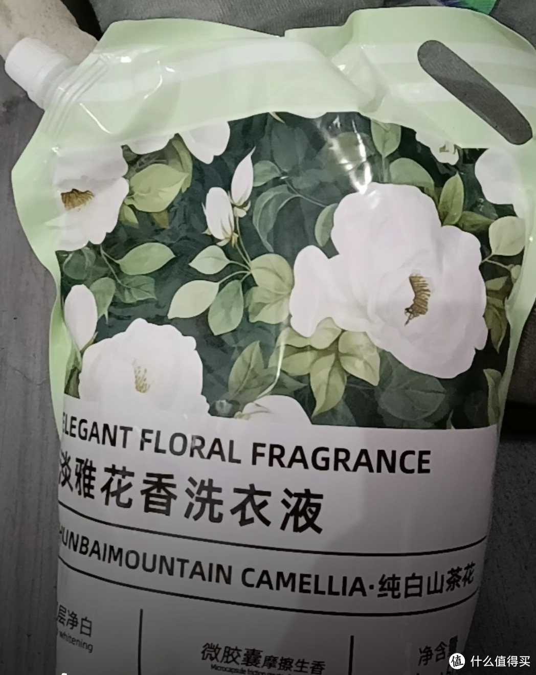 香味真的太迷人啦！纯白山茶花香氛清新淡雅，洗完衣服，整屋都仿佛沉浸花的海洋，而且留香还特别持久。