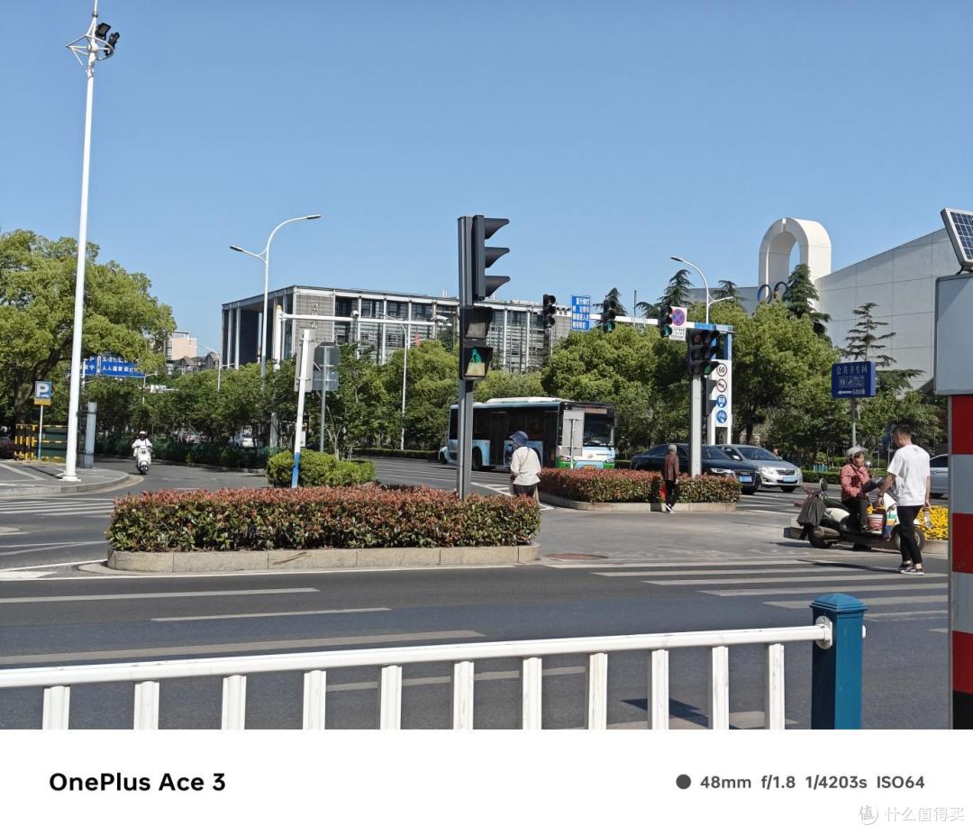 四个月深度使用买后悔了吗?一加Ace 3鸣沙金是否完替苹果香槟金?