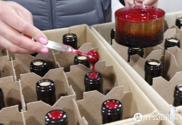 如何优雅地开启一瓶蜡封的葡萄酒？