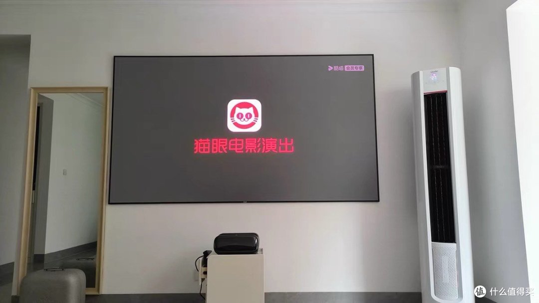 坚果O2 Ultra 4K三色激光超短焦投影仪:重新定义家庭影院体验