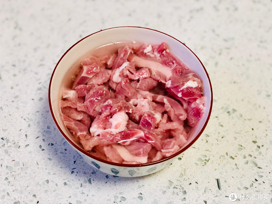 蒜苔炒肉怎么做做才好吃？教你2招，蒜苔清脆入味，肉丝滑嫩不腥