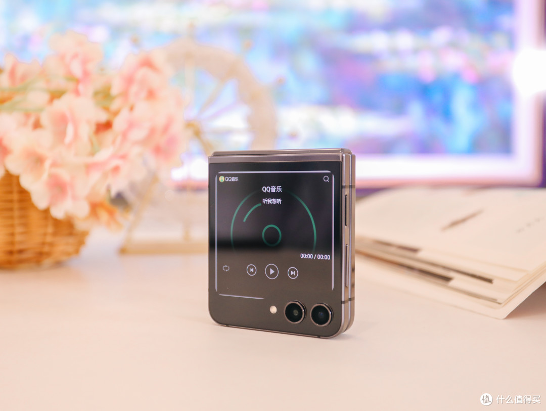 一折倾心,一用就“AI”:三星折叠旗舰Galaxy Z Flip5
