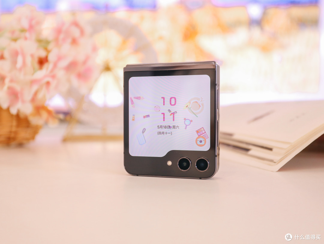 一折倾心,一用就“AI”:三星折叠旗舰Galaxy Z Flip5