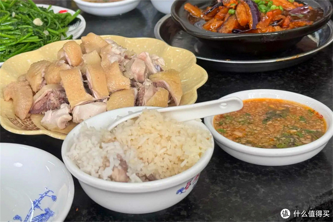 在东南亚爆火的4种中国美食，想吃上要排队，在本地太受欢迎了