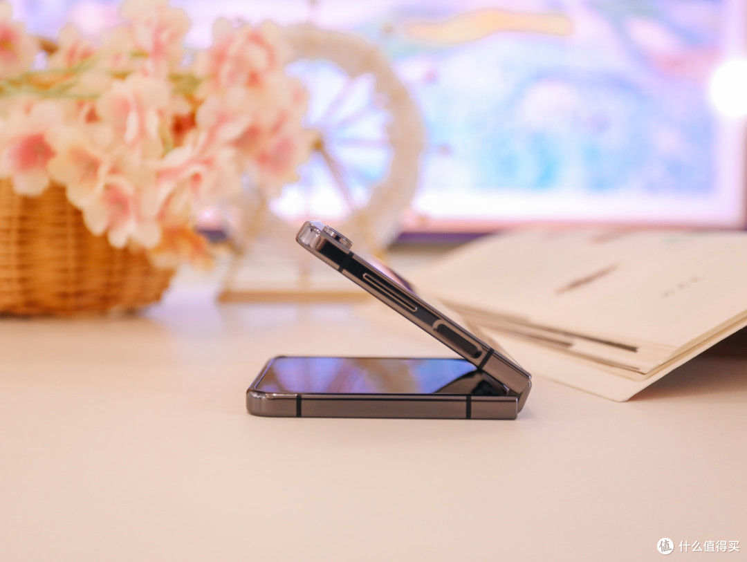一折倾心,一用就“AI”:三星折叠旗舰Galaxy Z Flip5