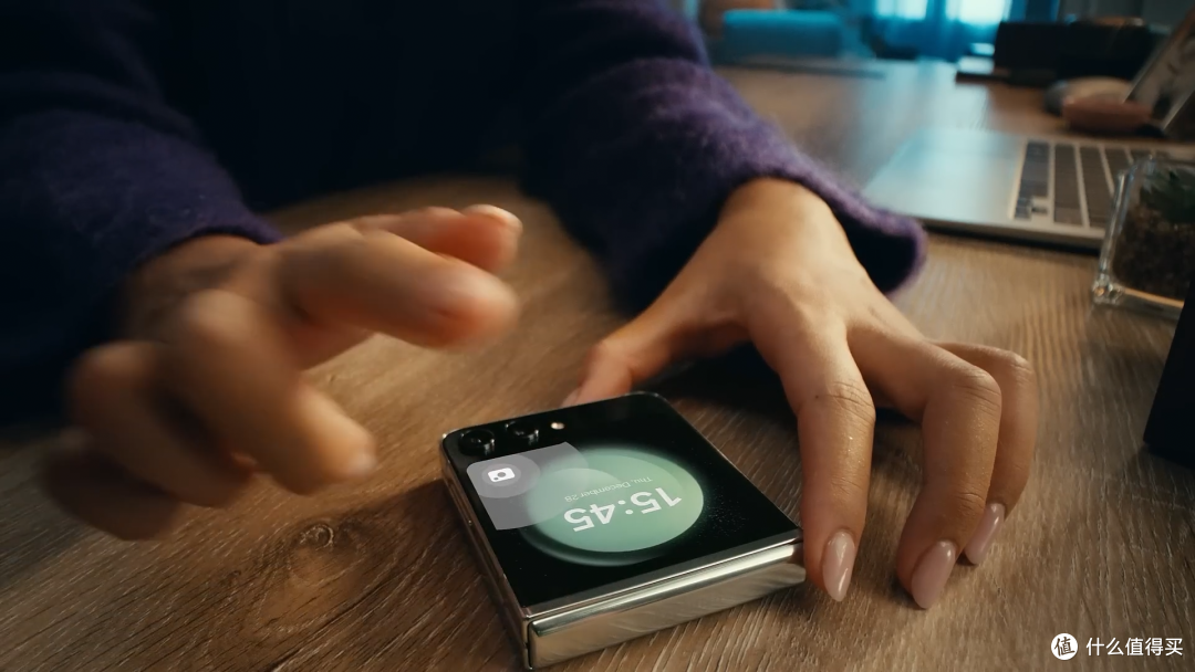 一折倾心,一用就“AI”:三星折叠旗舰Galaxy Z Flip5