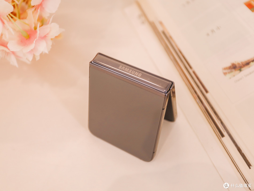 一折倾心,一用就“AI”:三星折叠旗舰Galaxy Z Flip5