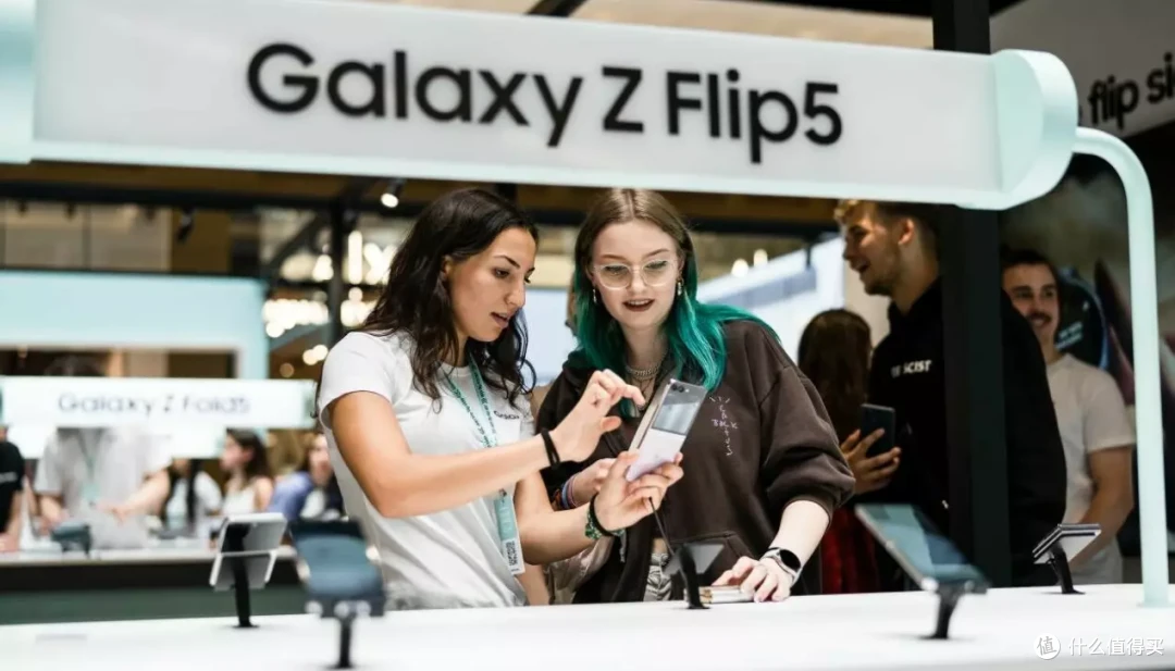 一折倾心,一用就“AI”:三星折叠旗舰Galaxy Z Flip5