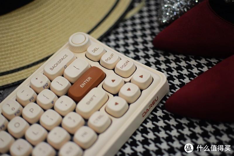 达尔优小方糖Z68三模机械键盘：舒适与颜值并存的桌面新宠