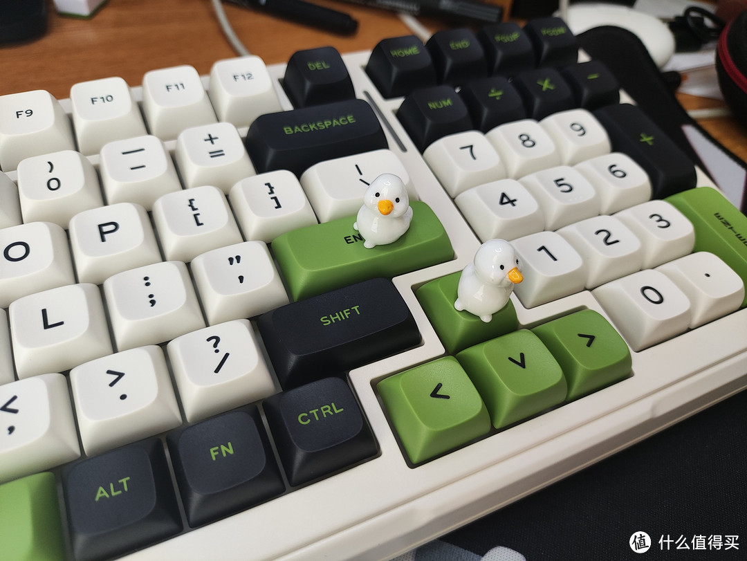 迈从K99这个键盘背板太好看了。琉光冰淇淋轴手感贼好