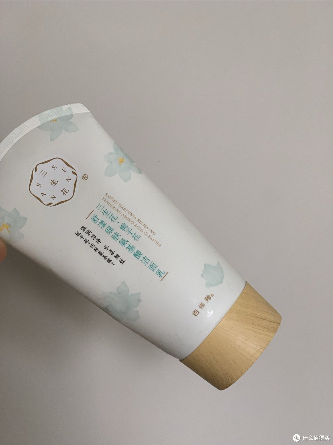 三生花控油洗面奶,去除面部油腻,增强补水效果。