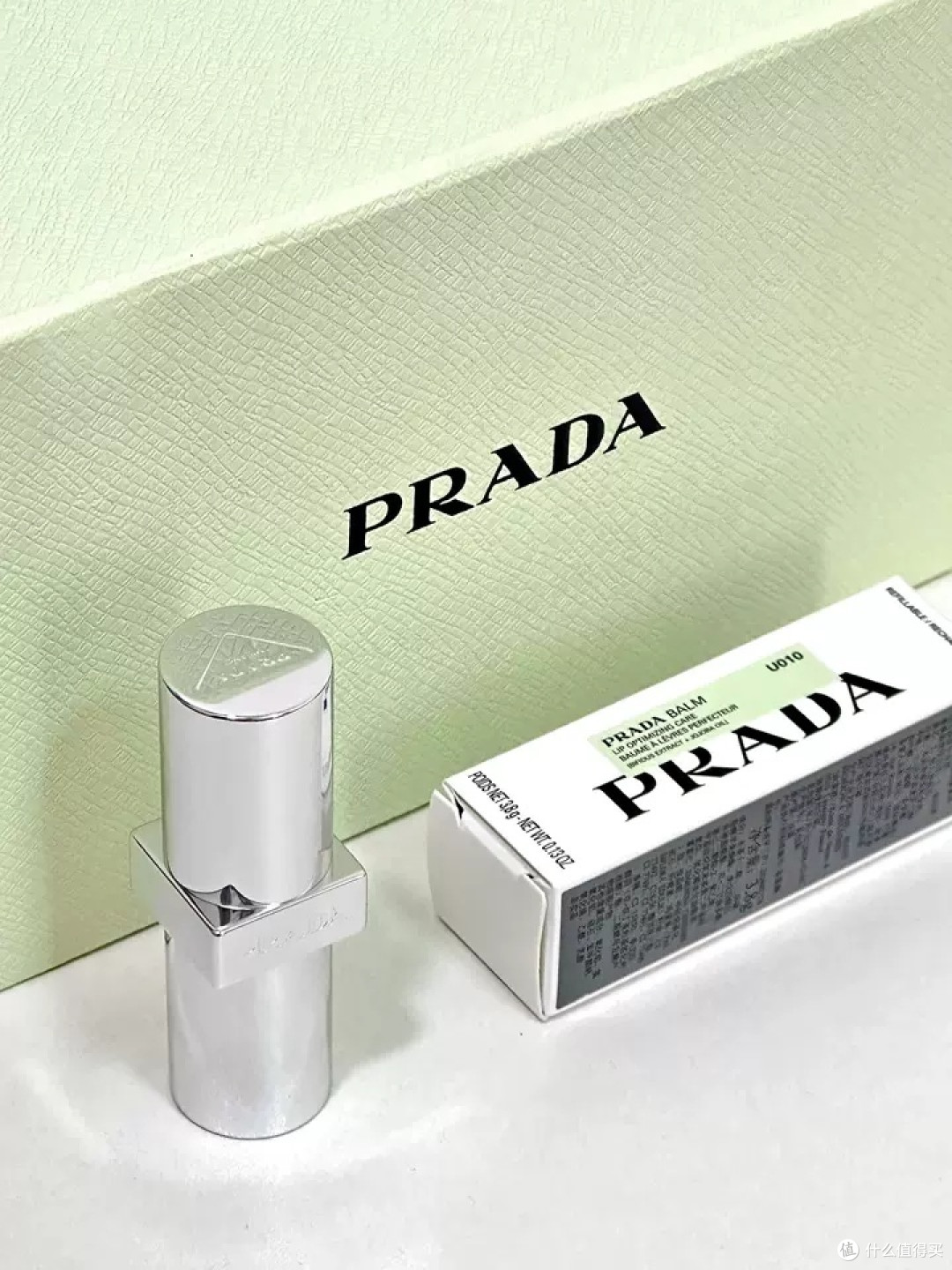 PRADA普拉达全新透光唇膏系列，以其独特的色彩和质感，再次引领了美妆界的新潮流