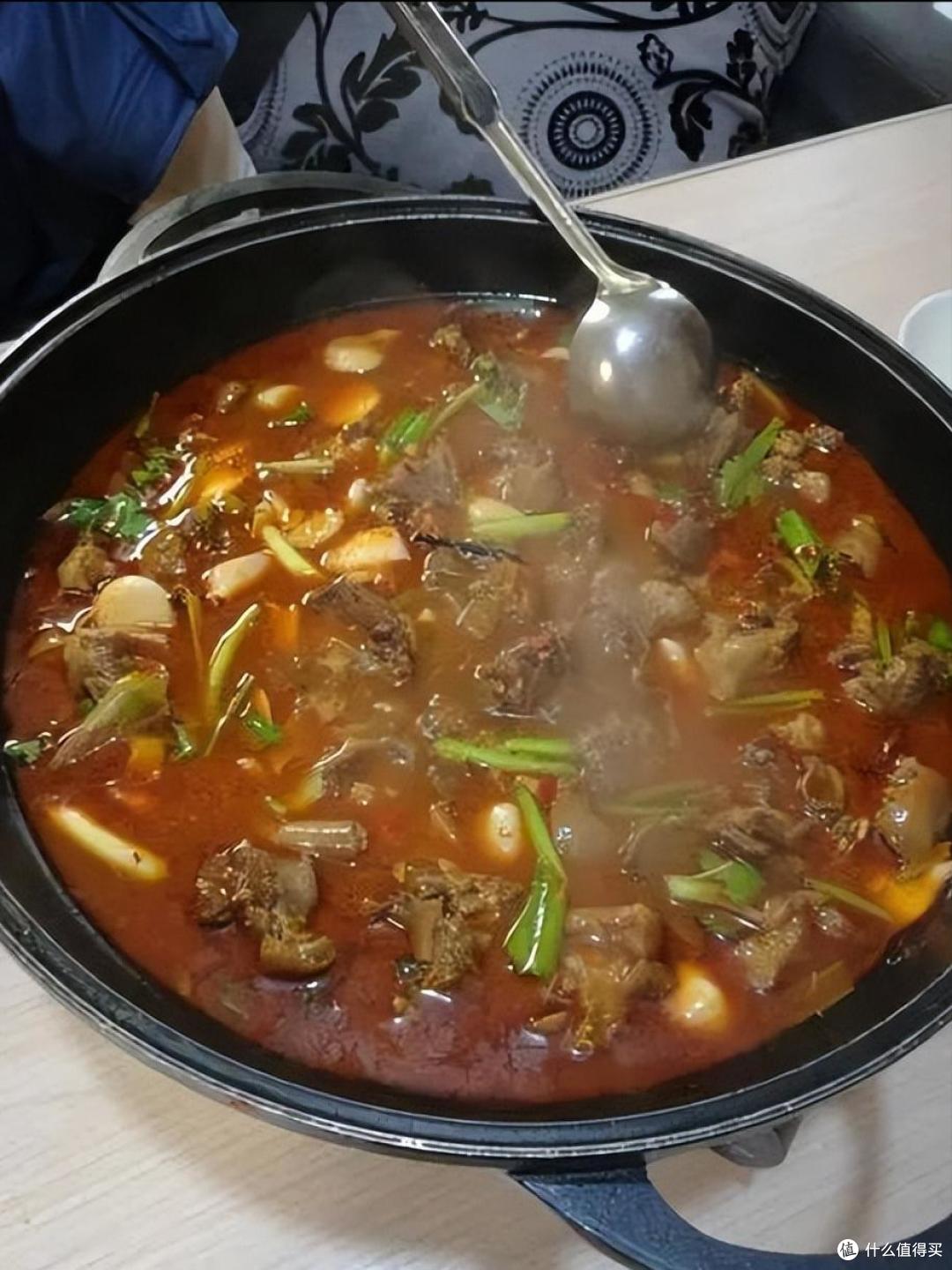 狗肉在延边的呈现形式多样,除了火锅,还有炖狗肉,烤狗肉等.