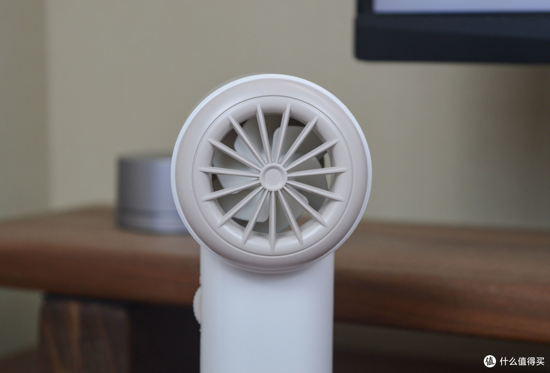 夏日伴身凉爽好物:西圣wind手持小风扇开箱