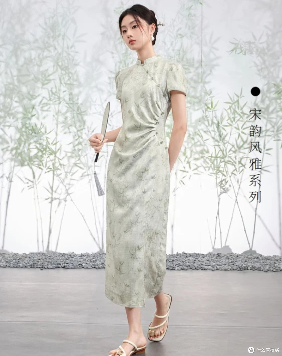 三彩竹影"清新来袭!2024夏季新款旗袍裙,淡灰绿花卉,优雅开叉设计!