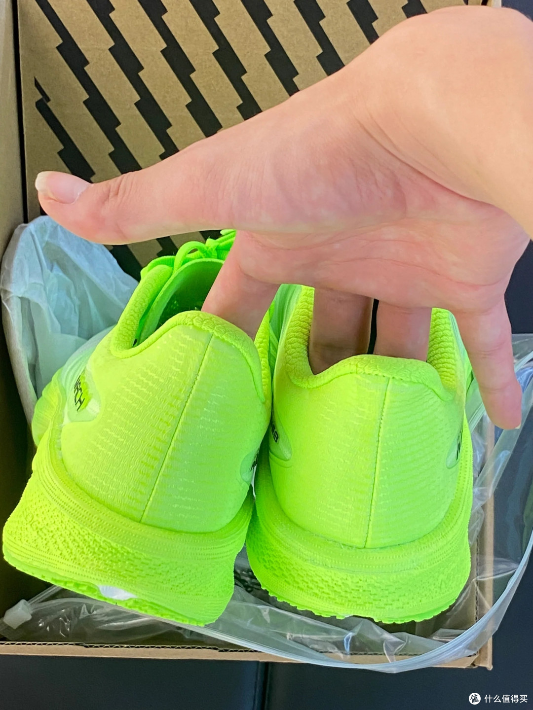 安踏马赫 4 荧光绿配色,跑者的必备之选!