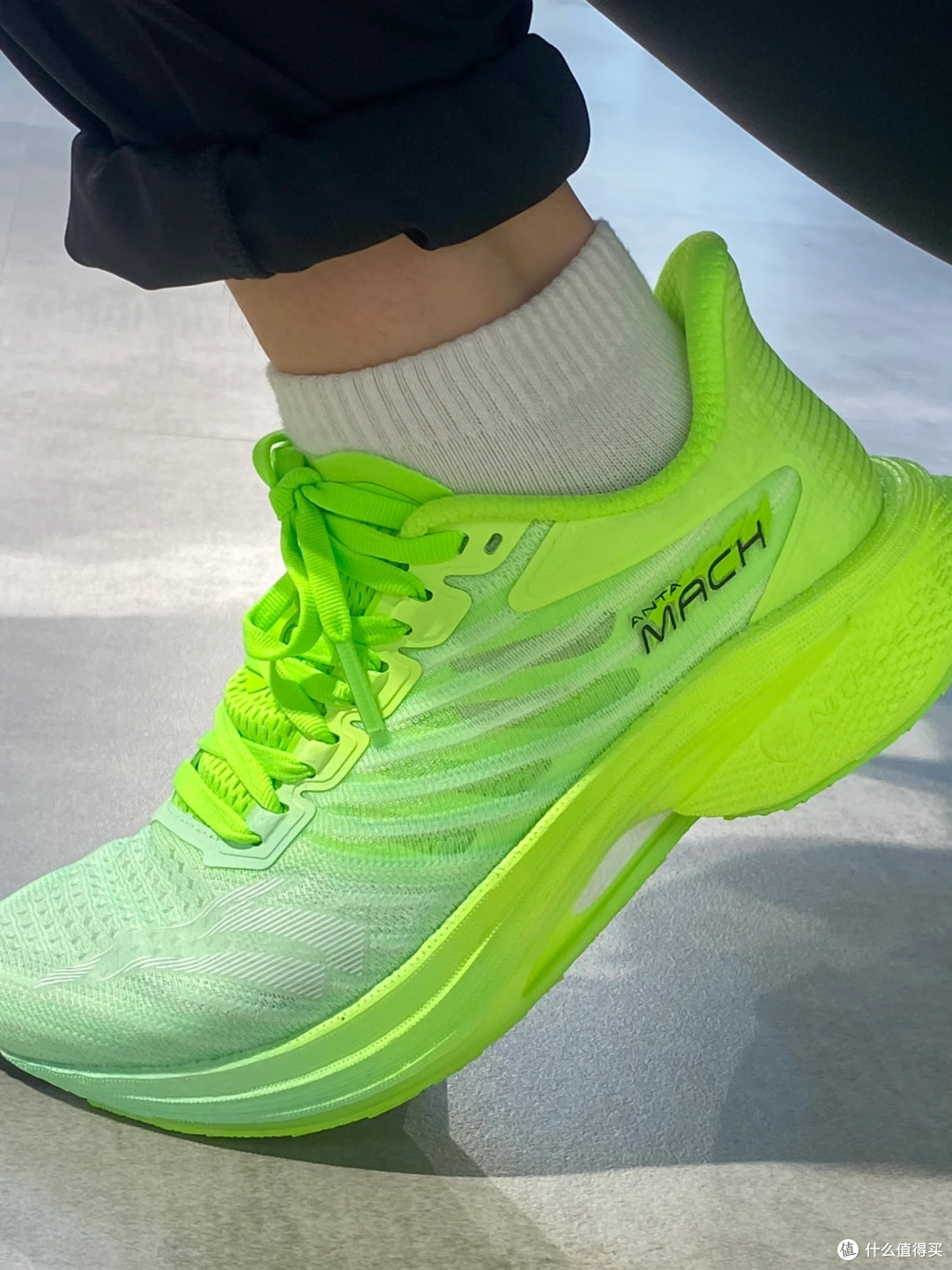 安踏马赫 4 荧光绿配色,跑者的必备之选!