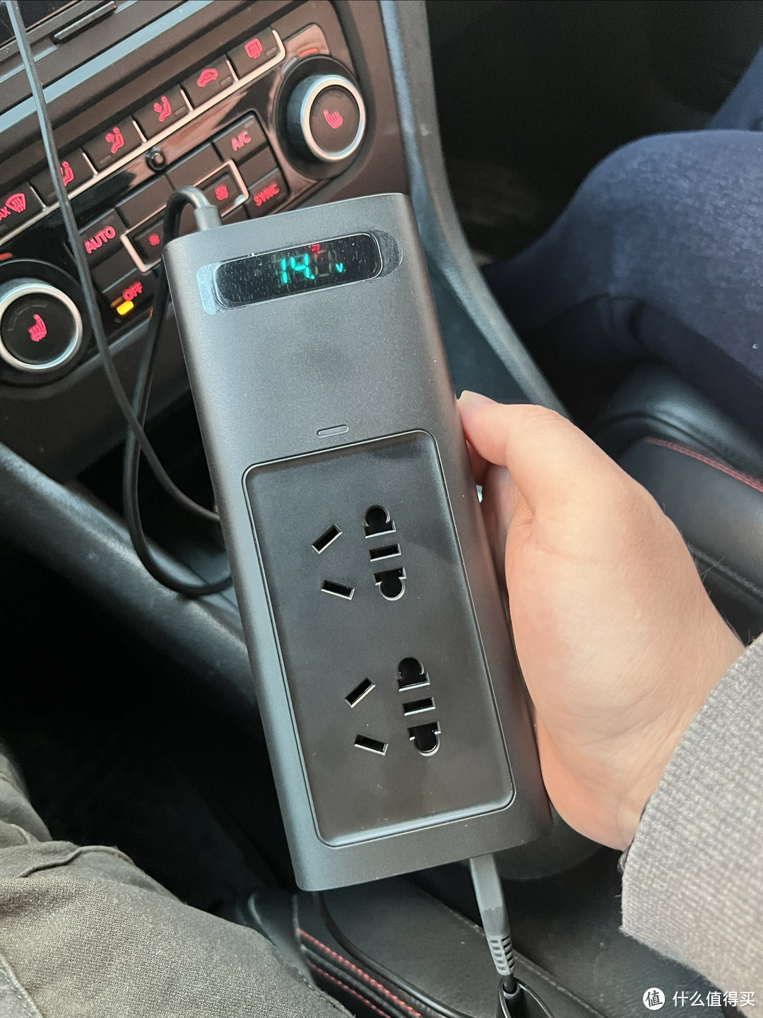 为了在车里玩笔记本买个逆变器，老车大家在车里都是咋充电的？？？