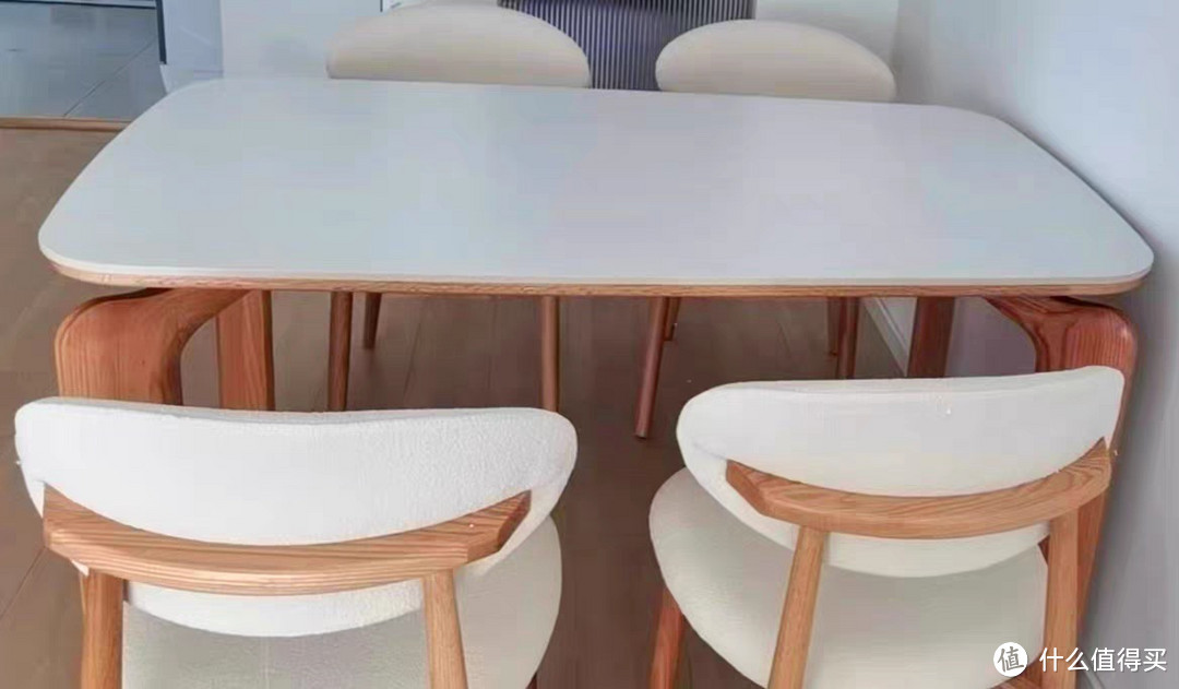 原木奶油风的餐桌让家看上去很宽敞