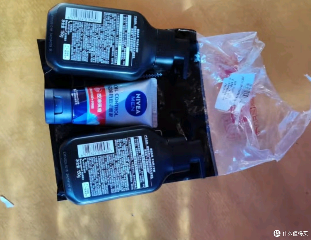 妮维雅（NIVEA）男士洗面奶：保湿收缩毛孔，深黑DEEP控油细致毛孔洁面双支套装体验