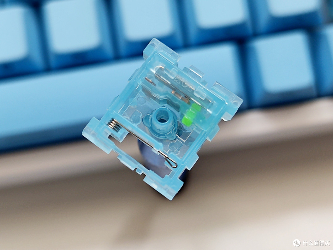 绝了!这极地狐轴+冰川配色真好看,而且游戏码字两不误——VGN V98Pro V2三模客制化机械键盘体验