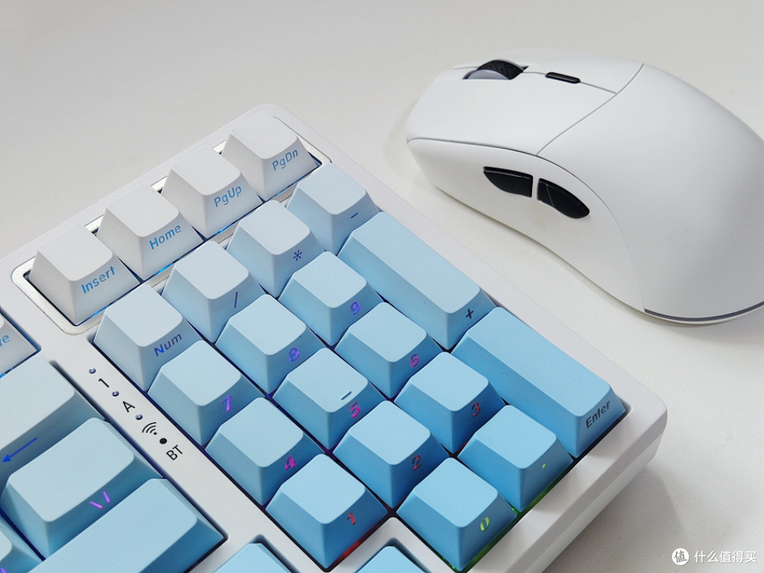 绝了!这极地狐轴+冰川配色真好看,而且游戏码字两不误——VGN V98Pro V2三模客制化机械键盘体验