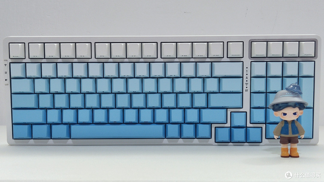 绝了!这极地狐轴+冰川配色真好看,而且游戏码字两不误——VGN V98Pro V2三模客制化机械键盘体验