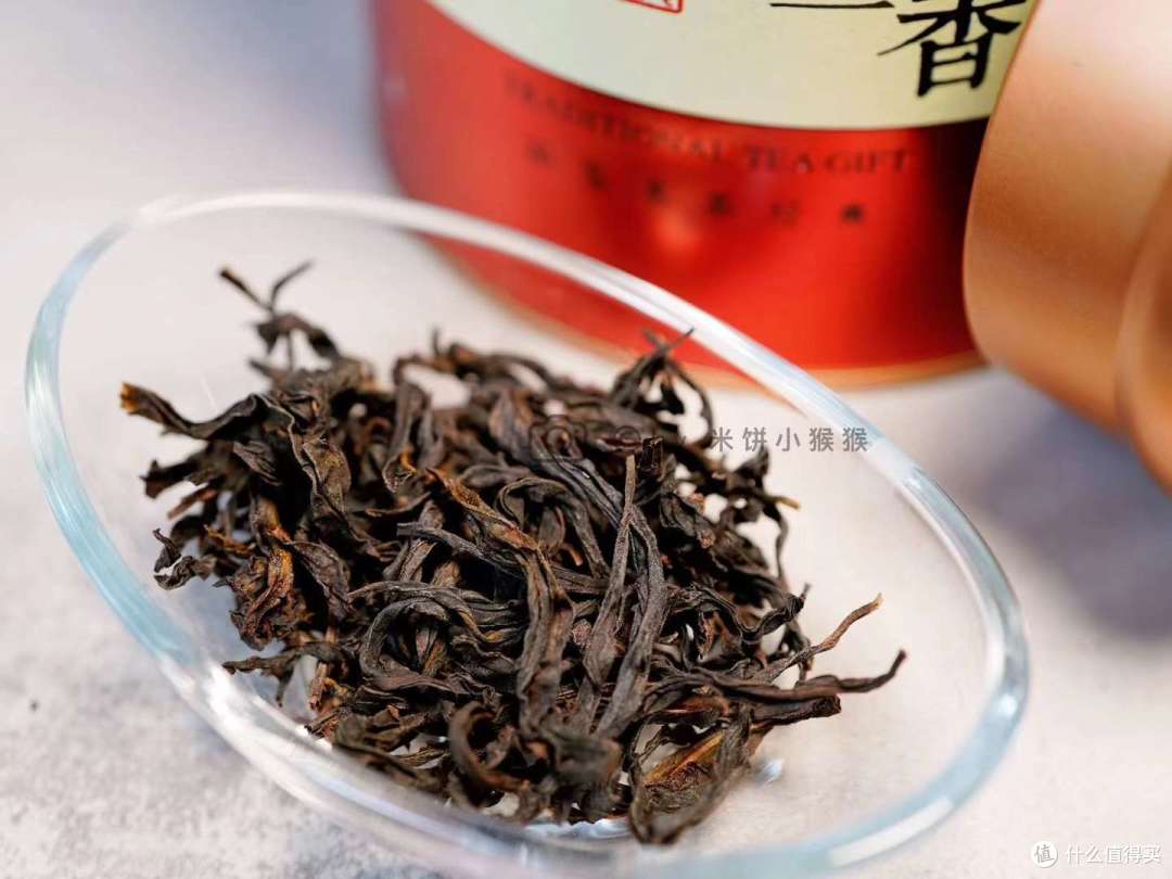 闻起来茶香中透着淡淡果蜜香