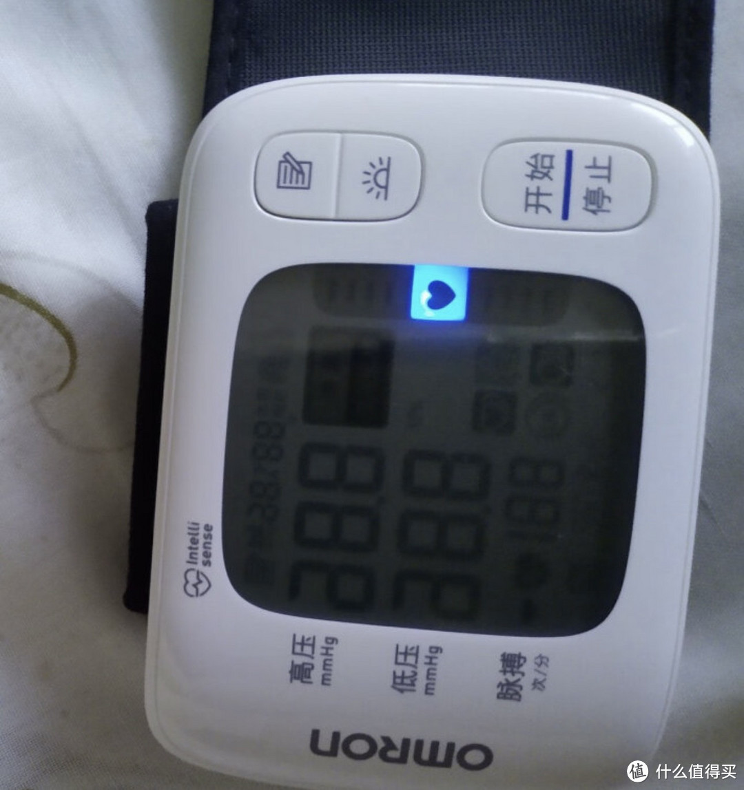 ￼￼欧姆龙（OMRON）电子血压计家用医用免脱衣手腕式便携血压仪测血压测量仪T31￼￼