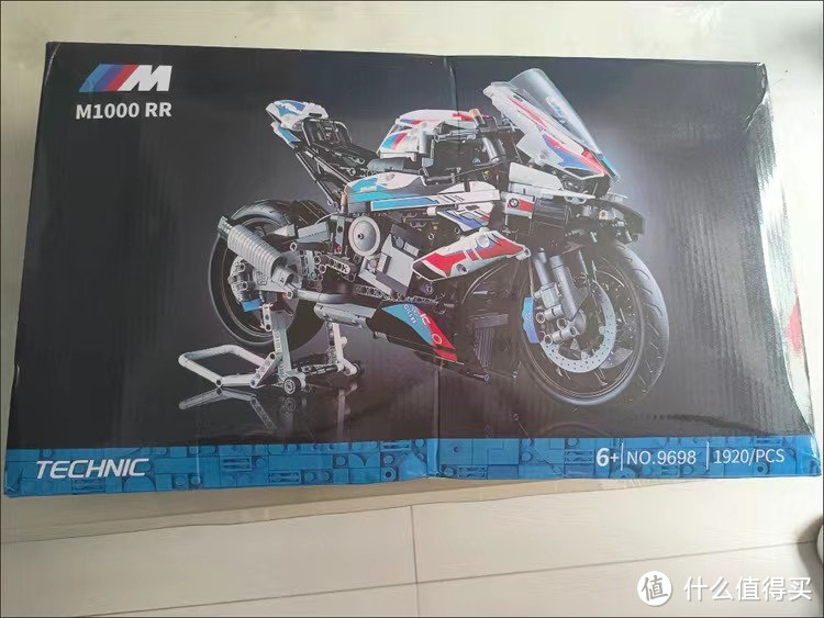 体验乐高宝马M1000RR摩托车模型：机械传动的益智拼装玩具