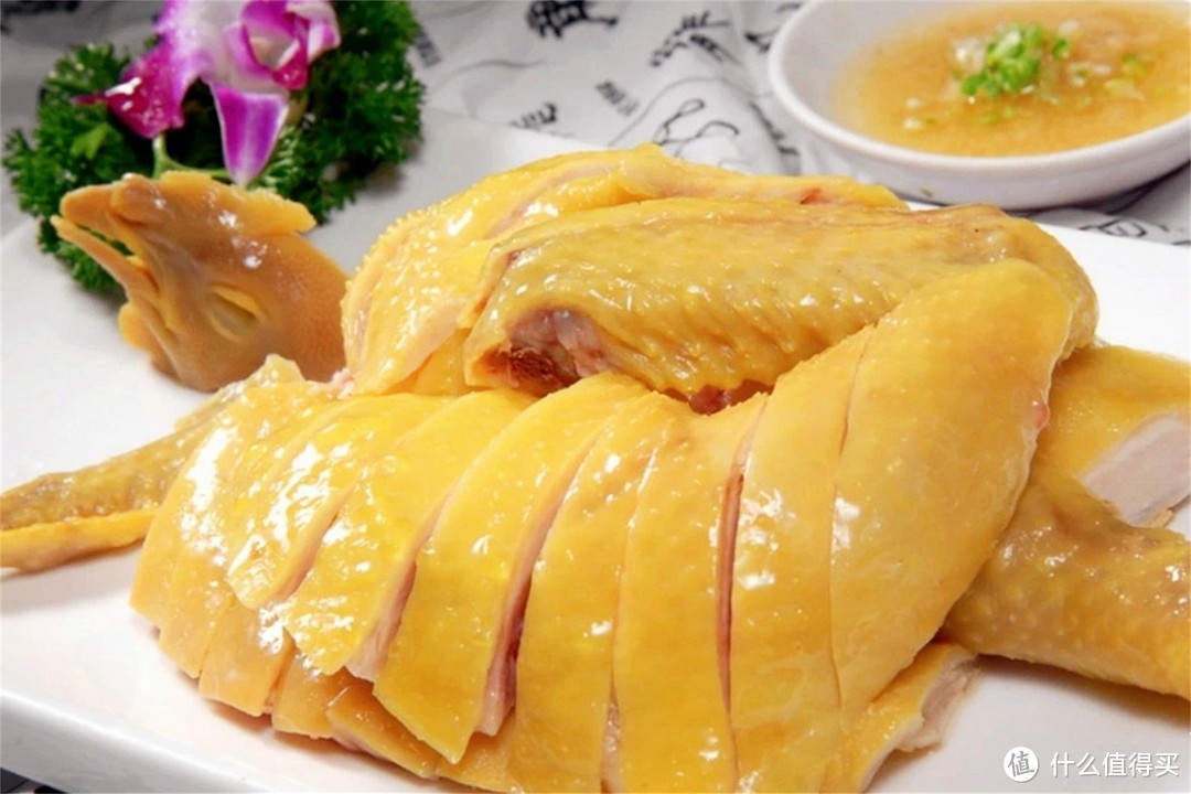 它是一道粤系名菜,对于原材料要求很高,其中以湛江鸡和清远鸡为最佳