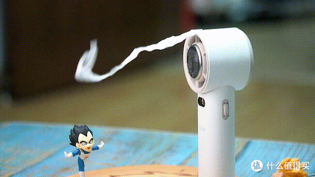 夏日不能缺少的手持小风扇