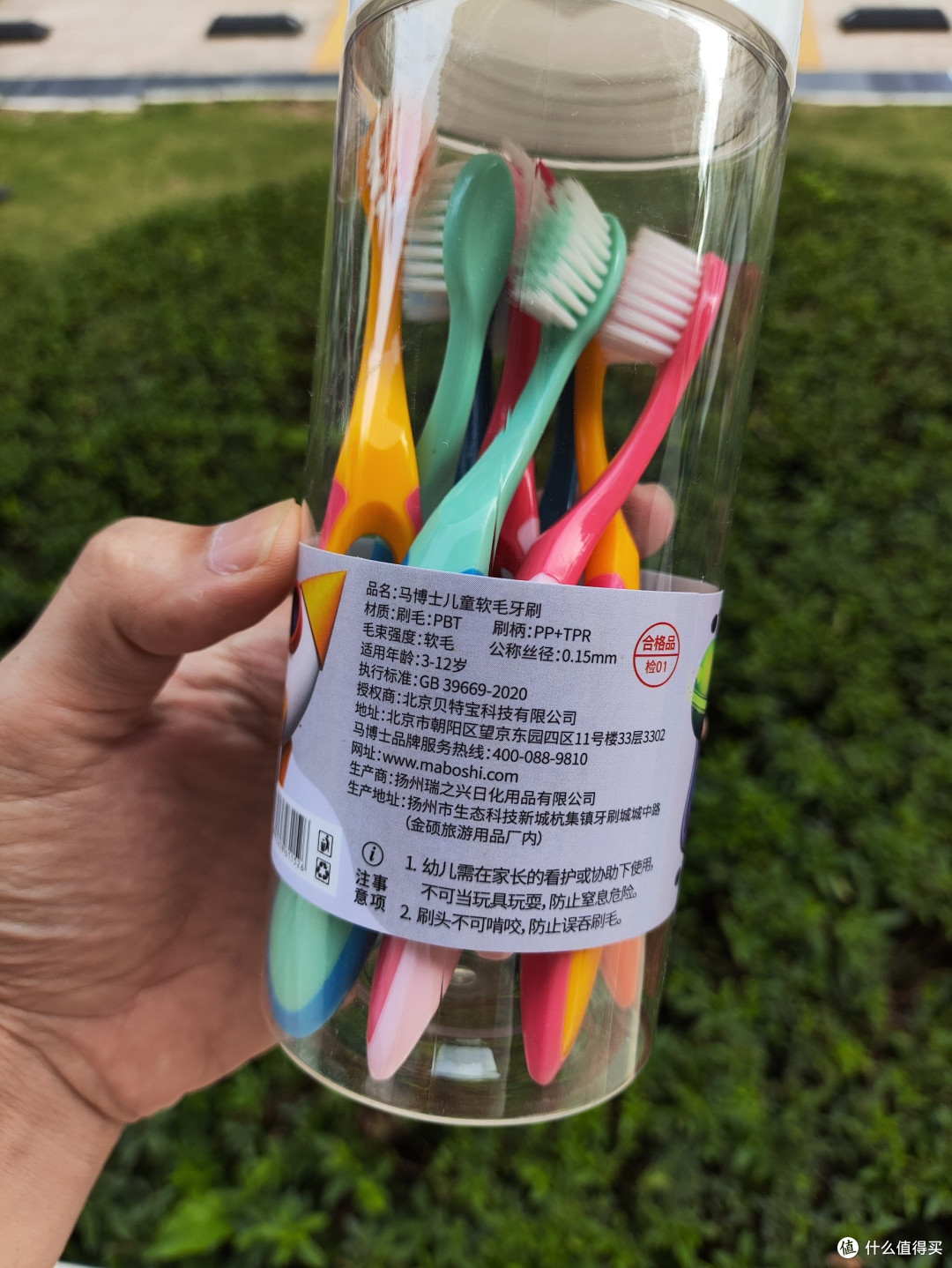 这个多种颜色的牙刷,小孩子很喜欢用。