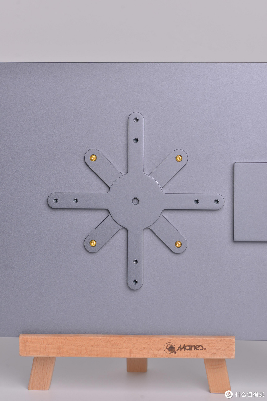 星巴克气氛组新装备？DearTanker 自制全铝 CNC 17.3 寸 4K120Hz 高刷便携屏分享