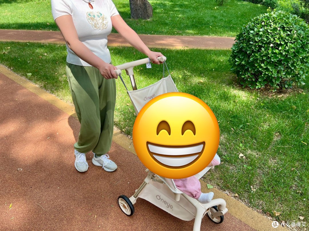 孩子在里面坐的很优先，大人推车也轻松