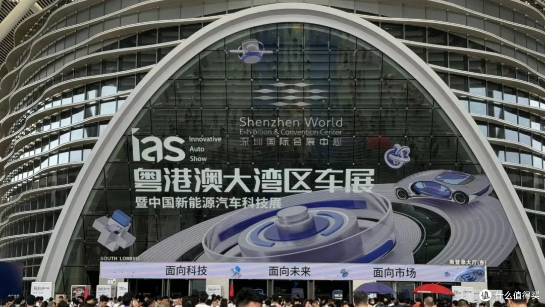 woc,这就有点尴尬了深圳粤港澳车展这么多的人究竟是来看谁的