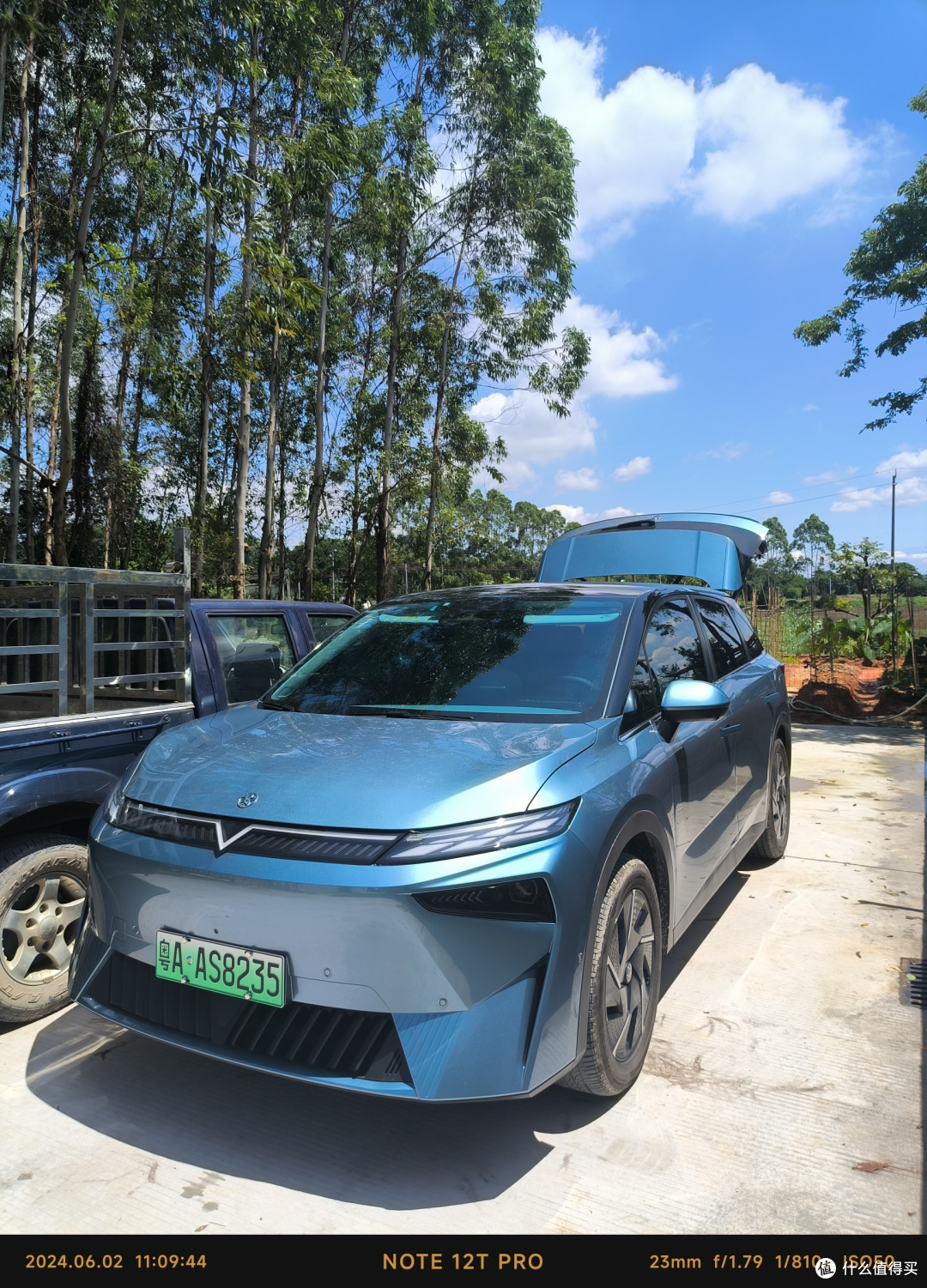 采摘乡下后院自种的无公害蔬菜,用外放电户外烧烤煎炸牛扒是一种什么样的体验?
