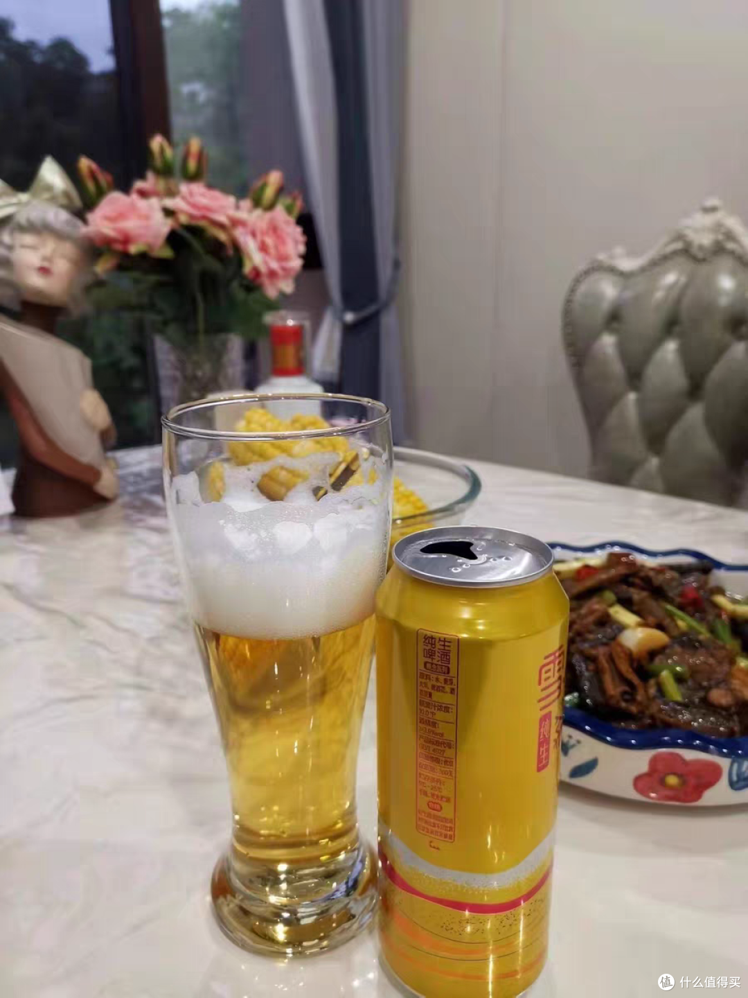 来款时髦的杯子喝啤酒