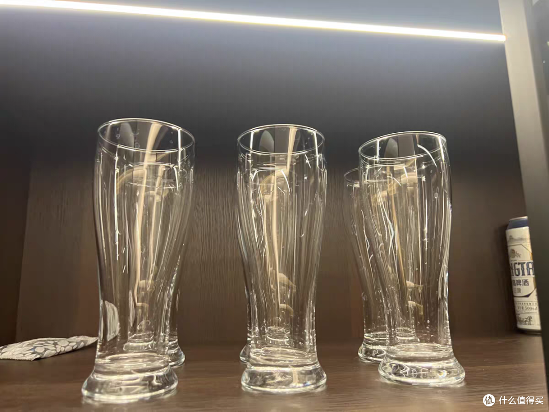来款时髦的杯子喝啤酒