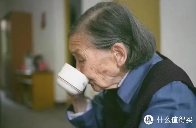 四川这位95岁老奶奶的极简生活火了：常年坚持“断舍离”，真佩服