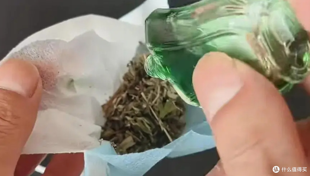把家里的一次性口罩拿出来,蚊子来多少消灭多少,现在知道还不晚