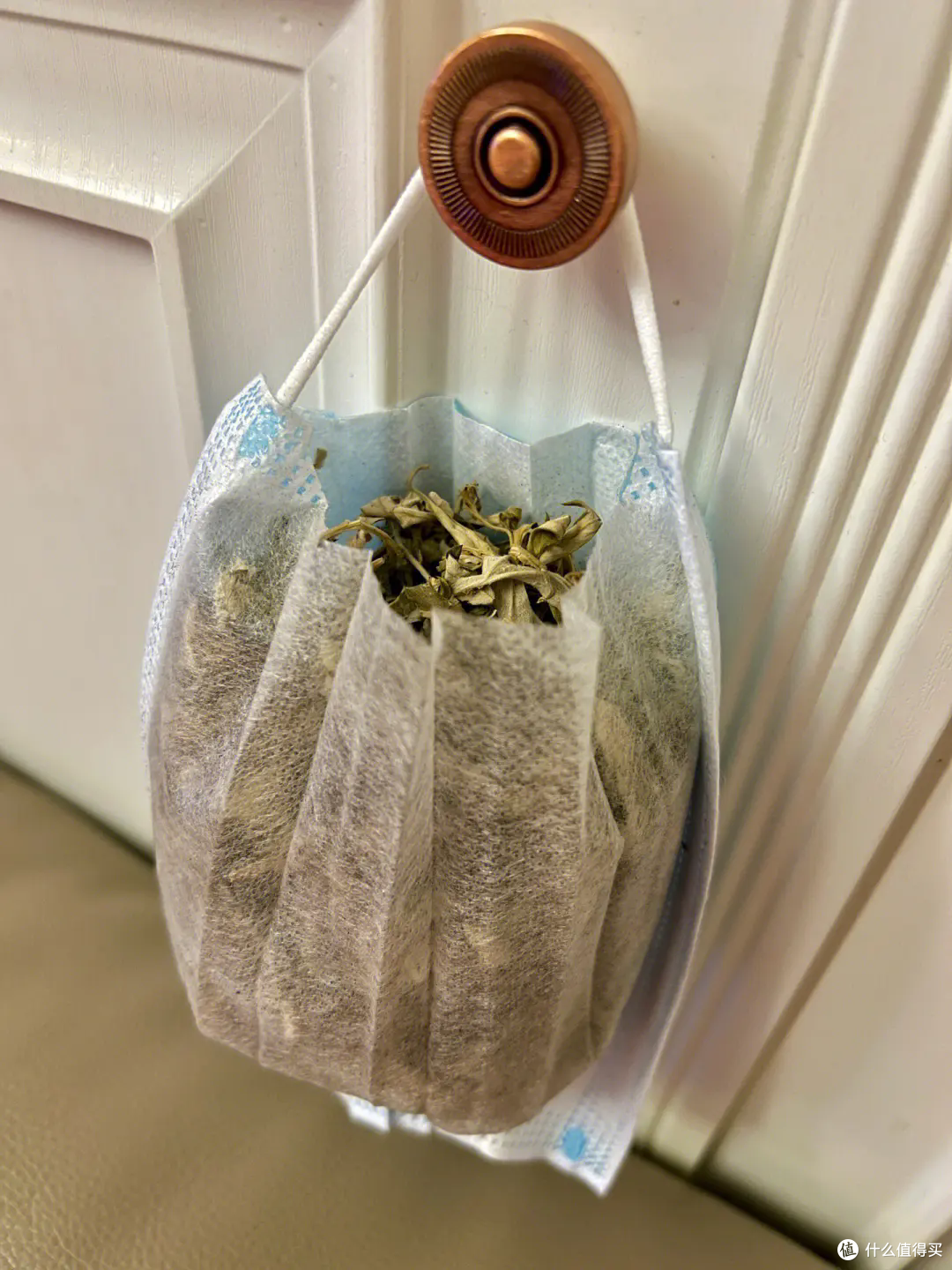 把家里的一次性口罩拿出来,蚊子来多少消灭多少,现在知道还不晚