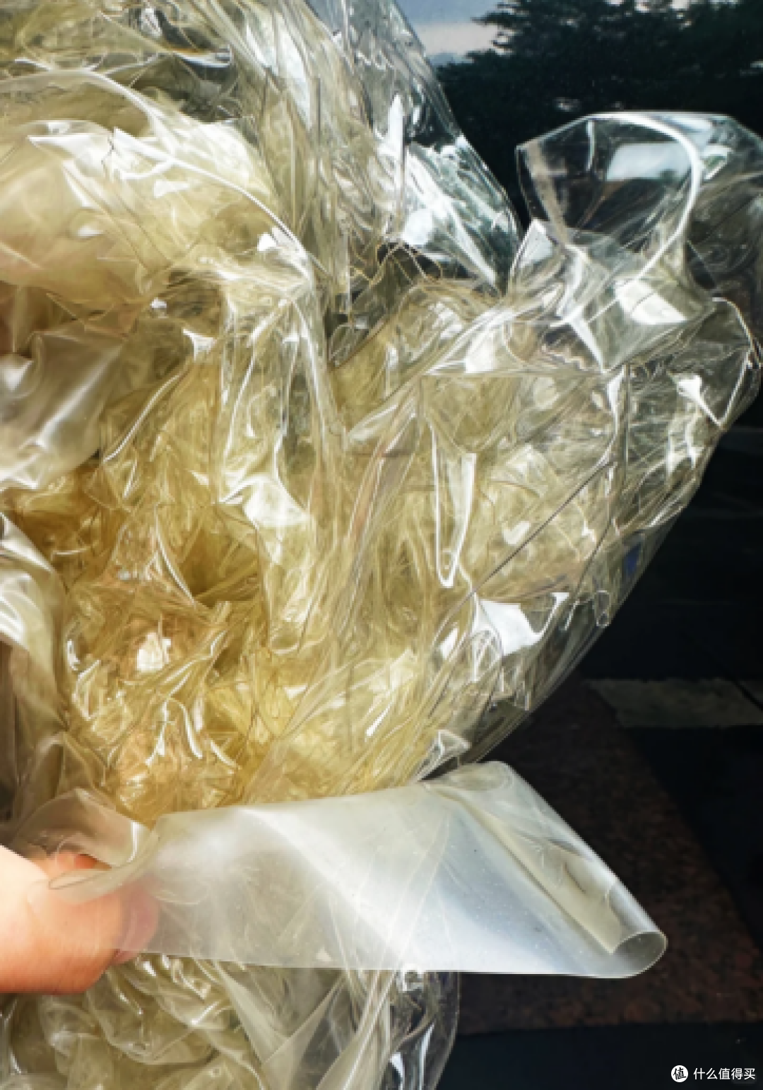 被撕掉的发黄隐形车衣