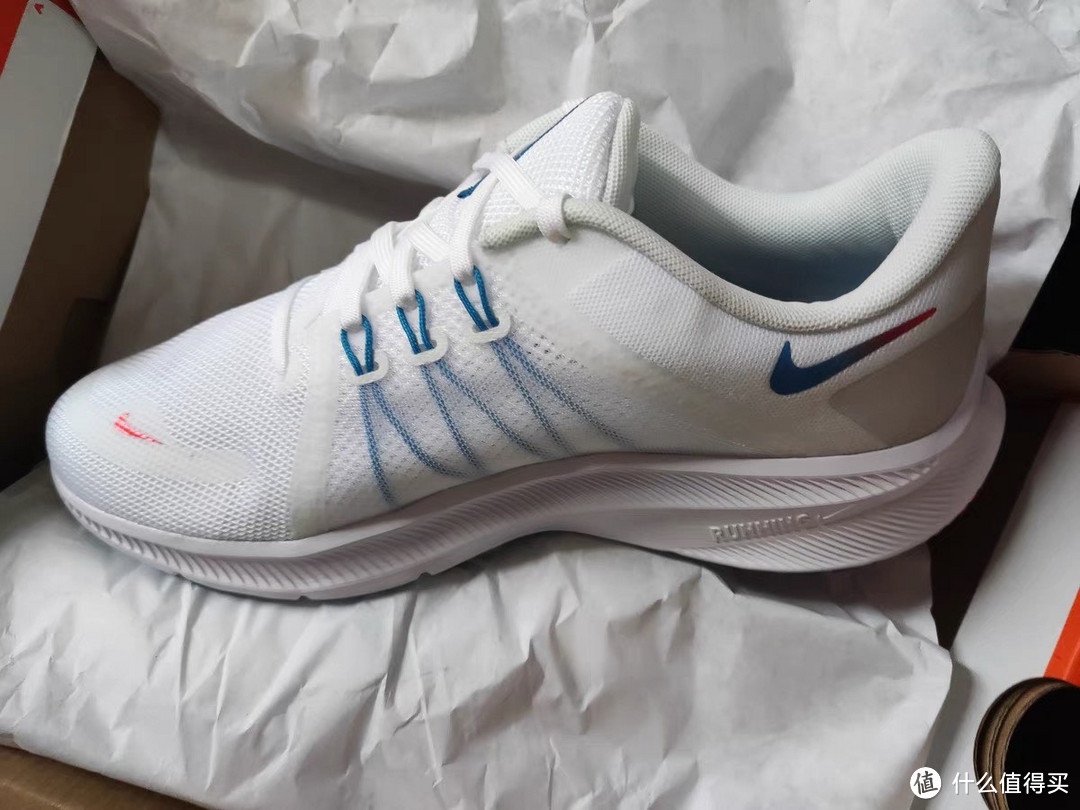 Nike Quest 4：疾速公路跑步鞋的街头新风尚