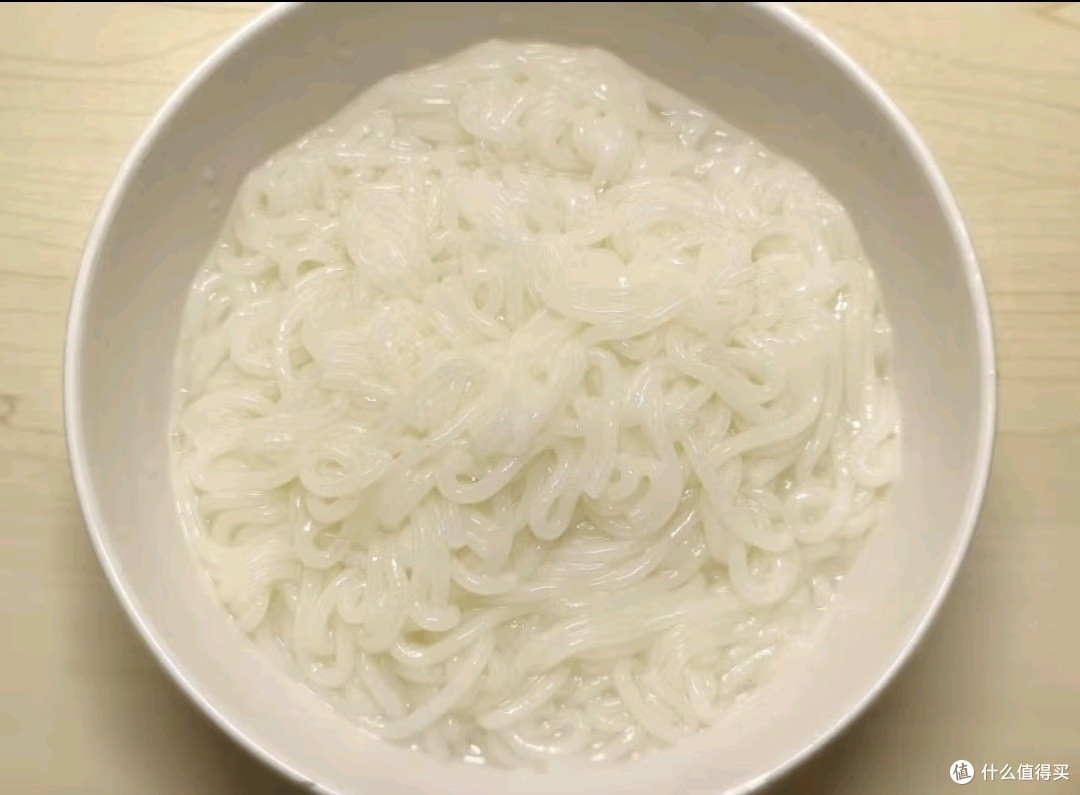 螺霸王螺蛳粉：一袋广西柳州的地道风味