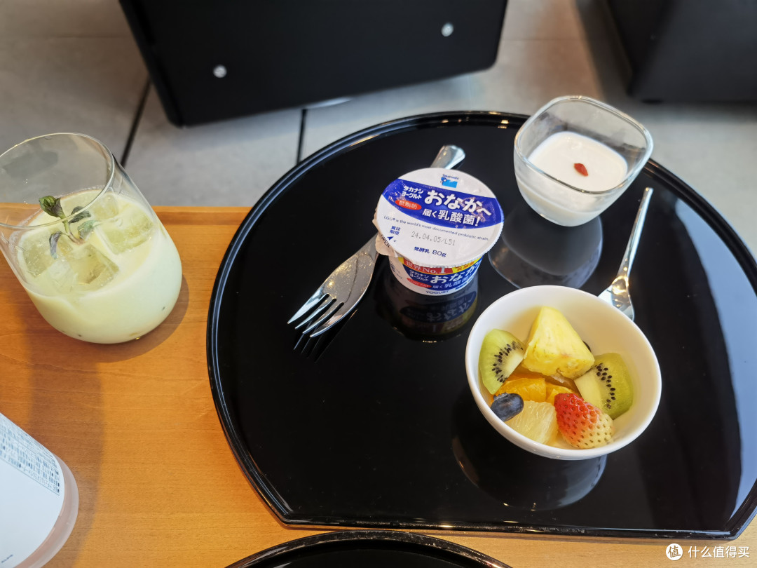 酸奶、杏仁豆腐、切片水果和各吃一份